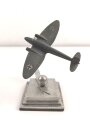 Luftwaffe, Flugzeugmodell auf Leichtmetallsockel. Sockelmaße etwa 8 x 9,5cm. Ungereinigt, die Propeller fehlen
