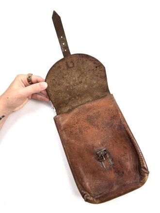 1.Weltkrieg ? Koppeltasche aus ungeschwärztem Leder, Hersteller aus Strassburg, Kammerstempel " bR.G.09". Maße etwa 15 x 22 x 2cm