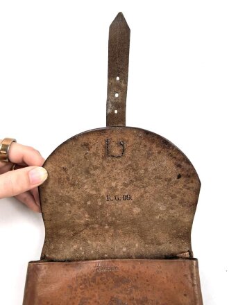 1.Weltkrieg ? Koppeltasche aus ungeschwärztem Leder, Hersteller aus Strassburg, Kammerstempel " bR.G.09". Maße etwa 15 x 22 x 2cm