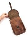 1.Weltkrieg ? Koppeltasche aus ungeschwärztem Leder, Hersteller aus Strassburg, Kammerstempel " bR.G.09". Maße etwa 15 x 22 x 2cm