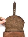 1.Weltkrieg ? Koppeltasche aus ungeschwärztem Leder, Hersteller aus Strassburg, Kammerstempel " bR.G.09". Maße etwa 15 x 22 x 2cm