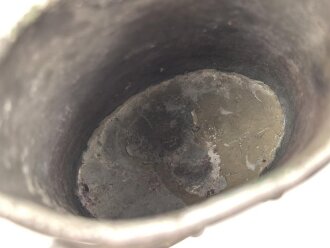 Trinkbecher aus Leichtmetall, höchstwahrscheinlich aus der Zeit des 1. Weltkrieg, ungereinigtes Stück