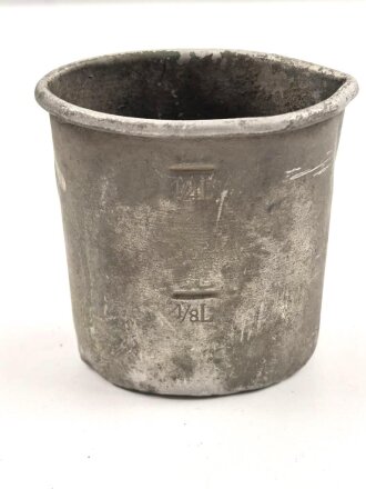 Trinkbecher aus Leichtmetall, höchstwahrscheinlich aus der Zeit des 1. Weltkrieg, ungereinigtes Stück
