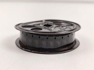 16mm Film auf AGFA Spule. Auf den ersten Metern ist ein schliessendes Flakgeschütz zu erkennen