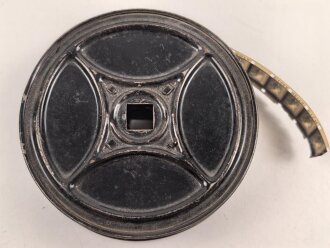 16mm Film auf AGFA Spule. Auf den ersten Metern ist ein schliessendes Flakgeschütz zu erkennen