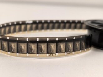 16mm Film auf AGFA Spule. Auf den ersten Metern ist ein schliessendes Flakgeschütz zu erkennen