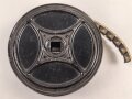 16mm Film auf AGFA Spule. Auf den ersten Metern ist ein schliessendes Flakgeschütz zu erkennen