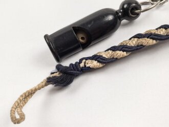 Trillerpfeife aus Kunststoff an geflochtener Fangschnur