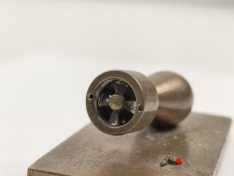 Luftwaffe, Erinnerungsgegenstand aus Messing, Fliegerbombe mit Torpedoantrieb ? Maße der Grundplatte etwa 4 x 7cm