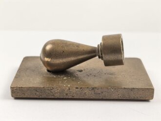 Luftwaffe, Erinnerungsgegenstand aus Messing, Fliegerbombe mit Torpedoantrieb ? Maße der Grundplatte etwa 4 x 7cm