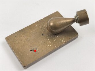 Luftwaffe, Erinnerungsgegenstand aus Messing, Fliegerbombe mit Torpedoantrieb ? Maße der Grundplatte etwa 4 x 7cm