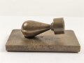 Luftwaffe, Erinnerungsgegenstand aus Messing, Fliegerbombe mit Torpedoantrieb ? Maße der Grundplatte etwa 4 x 7cm