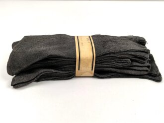 Sechs Paar graue Wollsocken aus der Zeit des 2. Weltkrieg. Ungebraucht, in der originalen Papierbanderole