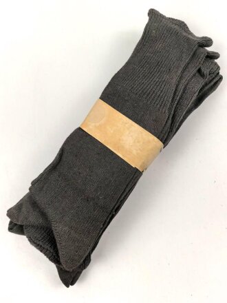 Sechs Paar graue Wollsocken aus der Zeit des 2. Weltkrieg. Ungebraucht, in der originalen Papierbanderole