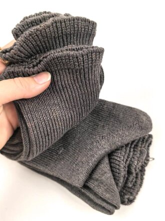 Sechs Paar graue Wollsocken aus der Zeit des 2. Weltkrieg. Ungebraucht, in der originalen Papierbanderole