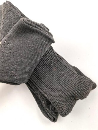 Sechs Paar graue Wollsocken aus der Zeit des 2. Weltkrieg. Ungebraucht, in der originalen Papierbanderole