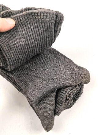 Sechs Paar graue Wollsocken aus der Zeit des 2. Weltkrieg. Ungebraucht, in der originalen Papierbanderole
