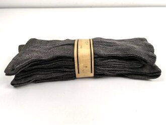Sechs Paar graue Wollsocken aus der Zeit des 2. Weltkrieg. Ungebraucht, in der originalen Papierbanderole