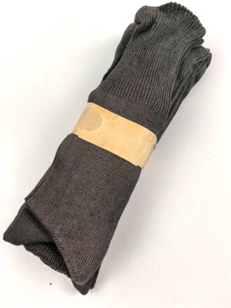 Sechs Paar graue Wollsocken aus der Zeit des 2. Weltkrieg. Ungebraucht, in der originalen Papierbanderole