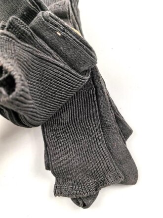 Sechs Paar graue Wollsocken aus der Zeit des 2. Weltkrieg. Ungebraucht, in der originalen Papierbanderole