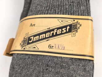 Sechs Paar graue Wollsocken aus der Zeit des 2. Weltkrieg. Ungebraucht, in der originalen Papierbanderole, diese leicht beschädigt