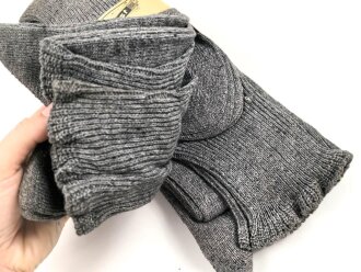 Sechs Paar graue Wollsocken aus der Zeit des 2. Weltkrieg. Ungebraucht, in der originalen Papierbanderole, diese leicht beschädigt