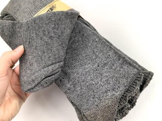 Sechs Paar graue Wollsocken aus der Zeit des 2. Weltkrieg. Ungebraucht, in der originalen Papierbanderole, diese leicht beschädigt