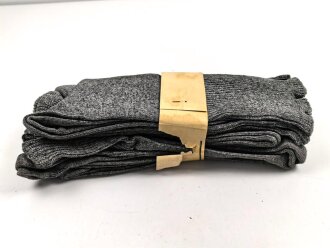 Sechs Paar graue Wollsocken aus der Zeit des 2. Weltkrieg. Ungebraucht, in der originalen Papierbanderole, diese leicht beschädigt