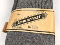 Sechs Paar graue Wollsocken aus der Zeit des 2. Weltkrieg. Ungebraucht, in der originalen Papierbanderole, diese leicht beschädigt