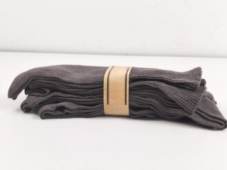 Sechs Paar graue Wollsocken aus der Zeit des 2. Weltkrieg. Ungebraucht, in der originalen Papierbanderole