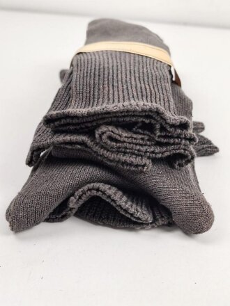 Sechs Paar graue Wollsocken aus der Zeit des 2. Weltkrieg. Ungebraucht, in der originalen Papierbanderole