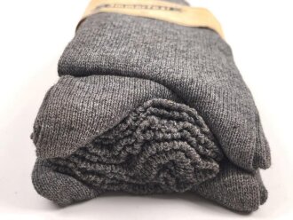 Sechs Paar graue Wollsocken aus der Zeit des 2. Weltkrieg. Ungebraucht, in der originalen Papierbanderole