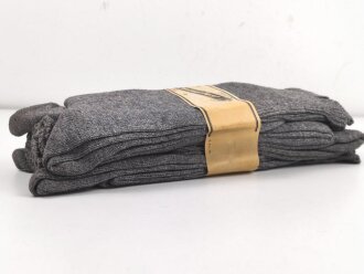 Sechs Paar graue Wollsocken aus der Zeit des 2. Weltkrieg. Ungebraucht, in der originalen Papierbanderole