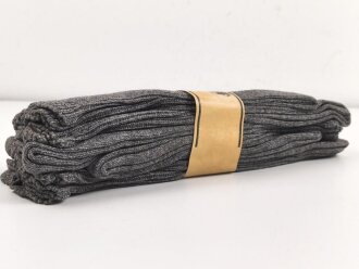 Sechs Paar graue Wollsocken aus der Zeit des 2. Weltkrieg. Ungebraucht, in der originalen Papierbanderole