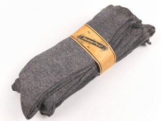 Sechs Paar graue Wollsocken aus der Zeit des 2. Weltkrieg. Ungebraucht, in der originalen Papierbanderole