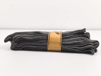 Sechs Paar graue Wollsocken aus der Zeit des 2. Weltkrieg. Ungebraucht, in der originalen Papierbanderole