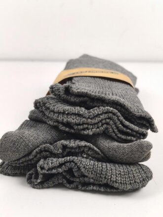 Sechs Paar graue Wollsocken aus der Zeit des 2. Weltkrieg. Ungebraucht, in der originalen Papierbanderole