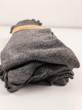Sechs Paar graue Wollsocken aus der Zeit des 2. Weltkrieg. Ungebraucht, in der originalen Papierbanderole