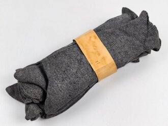 Sechs Paar graue Wollsocken aus der Zeit des 2. Weltkrieg. Ungebraucht, in der originalen Papierbanderole