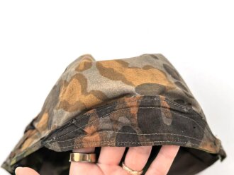 Waffen SS, Tarnbezug für einen Stahlhelm. Neuzeitliche Fertigung aus originalem Tarnmaterial. Passt auf einen Stahlhelm in Grösse 64