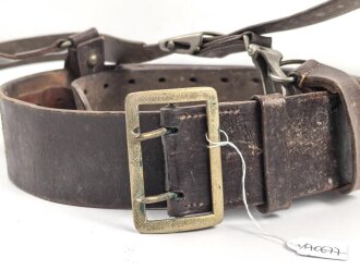 Zweidornkoppel für Offiziere mit Querriemen. Ungeschwärztes, gedunkeltes Leder, Höhe 5,2cm. Gesamtlänge 117cm