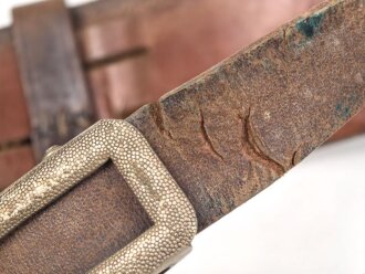 Zweidornkoppel für Offiziere mit Querriemen. Ungeschwärztes, gedunkeltes Leder, Höhe 5,2cm. Gesamtlänge 117cm