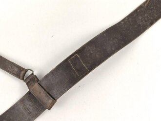 Zweidornkoppel für Offiziere mit Querriemen. Ungeschwärztes, gedunkeltes Leder, Höhe 5,2cm. Gesamtlänge 117cm