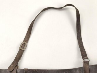 Zweidornkoppel für Offiziere mit Querriemen. Ungeschwärztes, gedunkeltes Leder, Höhe 5,2cm. Gesamtlänge 117cm