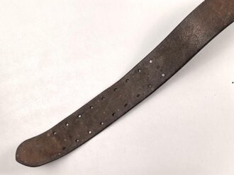 Zweidornkoppel für Offiziere mit Querriemen. Ungeschwärztes, gedunkeltes Leder, Höhe 5,2cm. Gesamtlänge 117cm