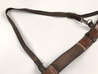 Zweidornkoppel für Offiziere mit Querriemen. Ungeschwärztes, gedunkeltes Leder, Höhe 5,2cm. Gesamtlänge 117cm