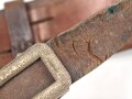 Zweidornkoppel für Offiziere mit Querriemen. Ungeschwärztes, gedunkeltes Leder, Höhe 5,2cm. Gesamtlänge 117cm