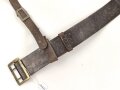Zweidornkoppel für Offiziere mit Querriemen. Ungeschwärztes, gedunkeltes Leder, Höhe 5,2cm. Gesamtlänge 117cm