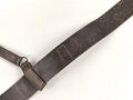 Zweidornkoppel für Offiziere mit Querriemen. Ungeschwärztes, gedunkeltes Leder, Höhe 5,2cm. Gesamtlänge 117cm