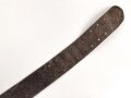 Zweidornkoppel für Offiziere mit Querriemen. Ungeschwärztes, gedunkeltes Leder, Höhe 5,2cm. Gesamtlänge 117cm